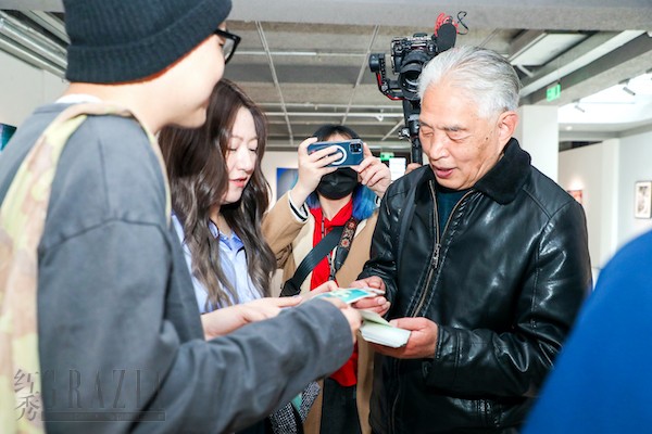 acbkm20230326122835.JPG 15 撕拉片拍摄互动.JPG