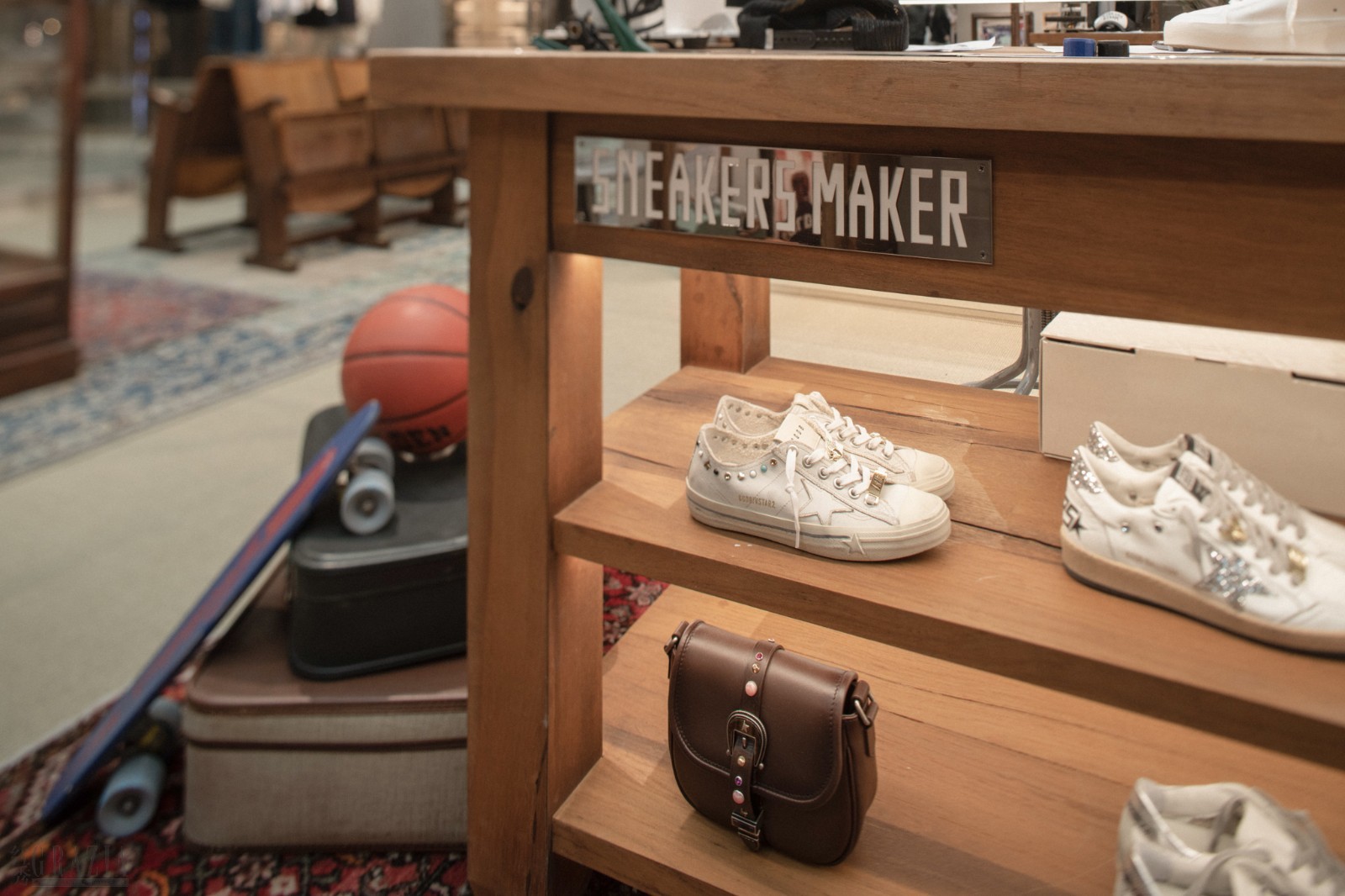 Golden Goose 上海港汇恒隆广场限时精品店空境图(7).jpg
