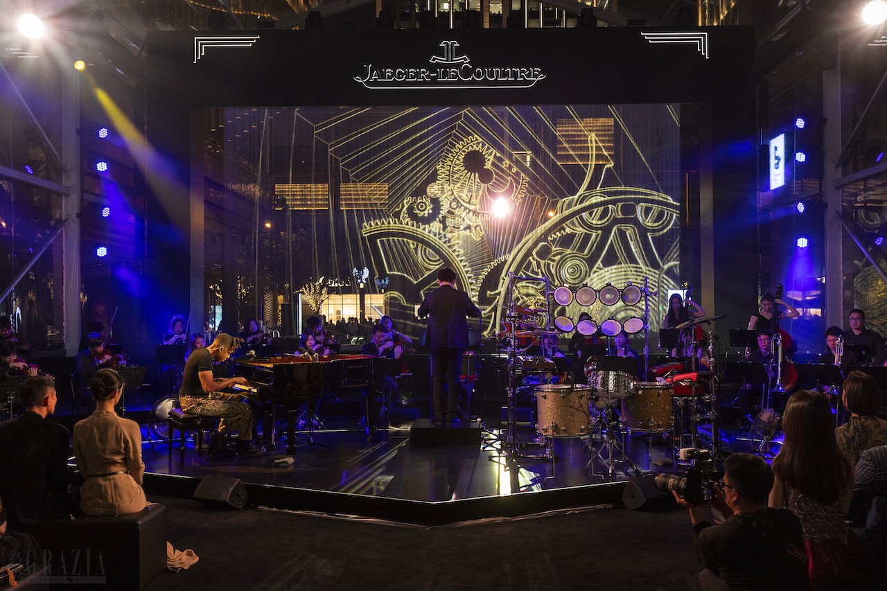 bzhup20230613155935.jpg 图3 积家The Rerverso水幕音乐秀.jpg