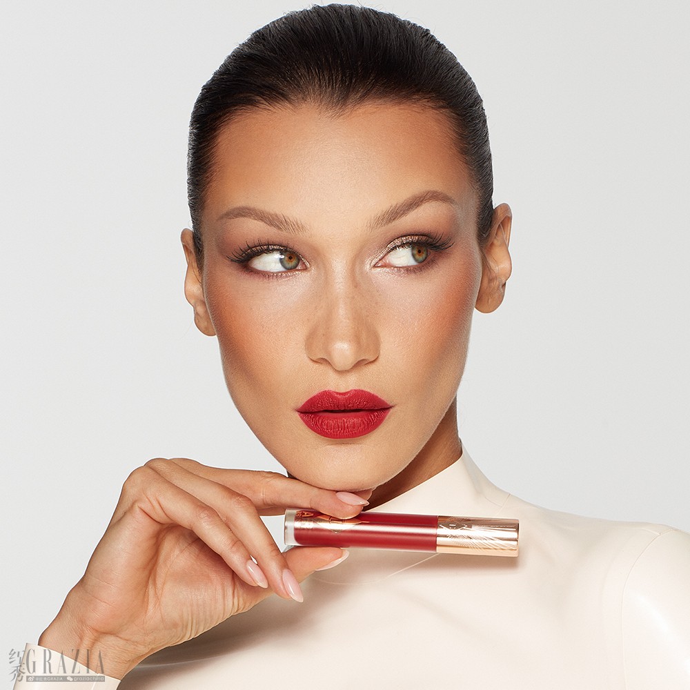 04_Charlotte Tilbury 彩妆灵感缪斯国际超模贝拉·哈迪德（BELLA HADID)华美演绎CT羽雾唇釉宝石正红.jpg