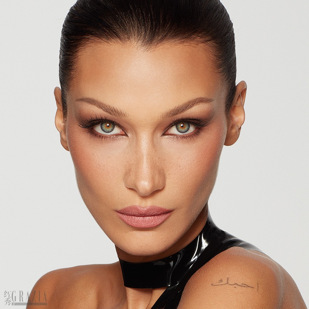 vypum20230724142103.jpg 03_Charlotte Tilbury 彩妆灵感缪斯国际超模贝拉·哈迪德(BELLA HADID)华美演绎CT羽雾唇釉枕边话.jpg