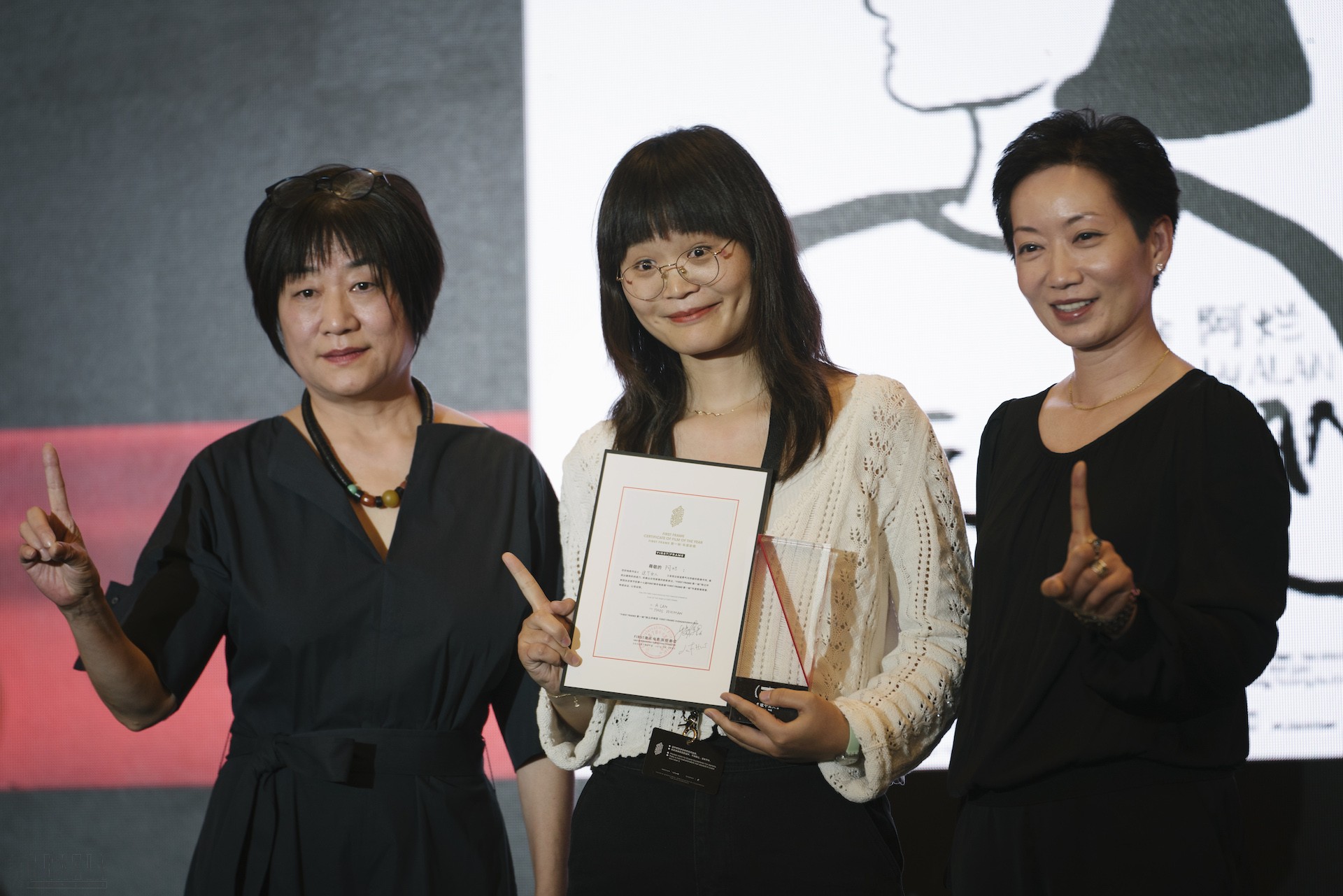 knbnh20230801153152.jpg 《这个女人》获“年度影像荣誉”,导演阿烂与单元评审、编剧、制片人马英力,及纽约现代艺术博物馆策展人许娜(La Frances Hui)合影.jpg