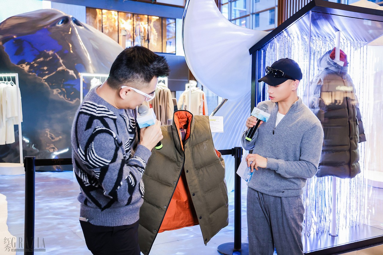 wcoiv20231107161637.jpg 关雅荻与克寒现场测试拒水羽绒服性能.jpg