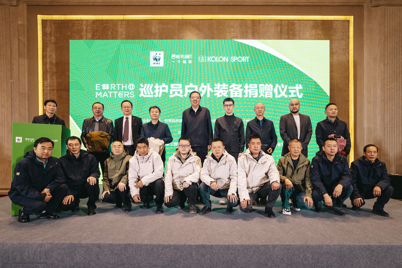 pdsie20231115172441.jpg 图1 巡护员代表、EARTH MATTERS 巡护员户外装备捐赠仪式各单位代表合影.jpg