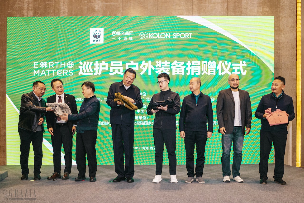 wnawq20231115172518.jpg 图3 EARTH MATTERS 巡护员户外装备捐赠仪式各单位代表合影.jpg