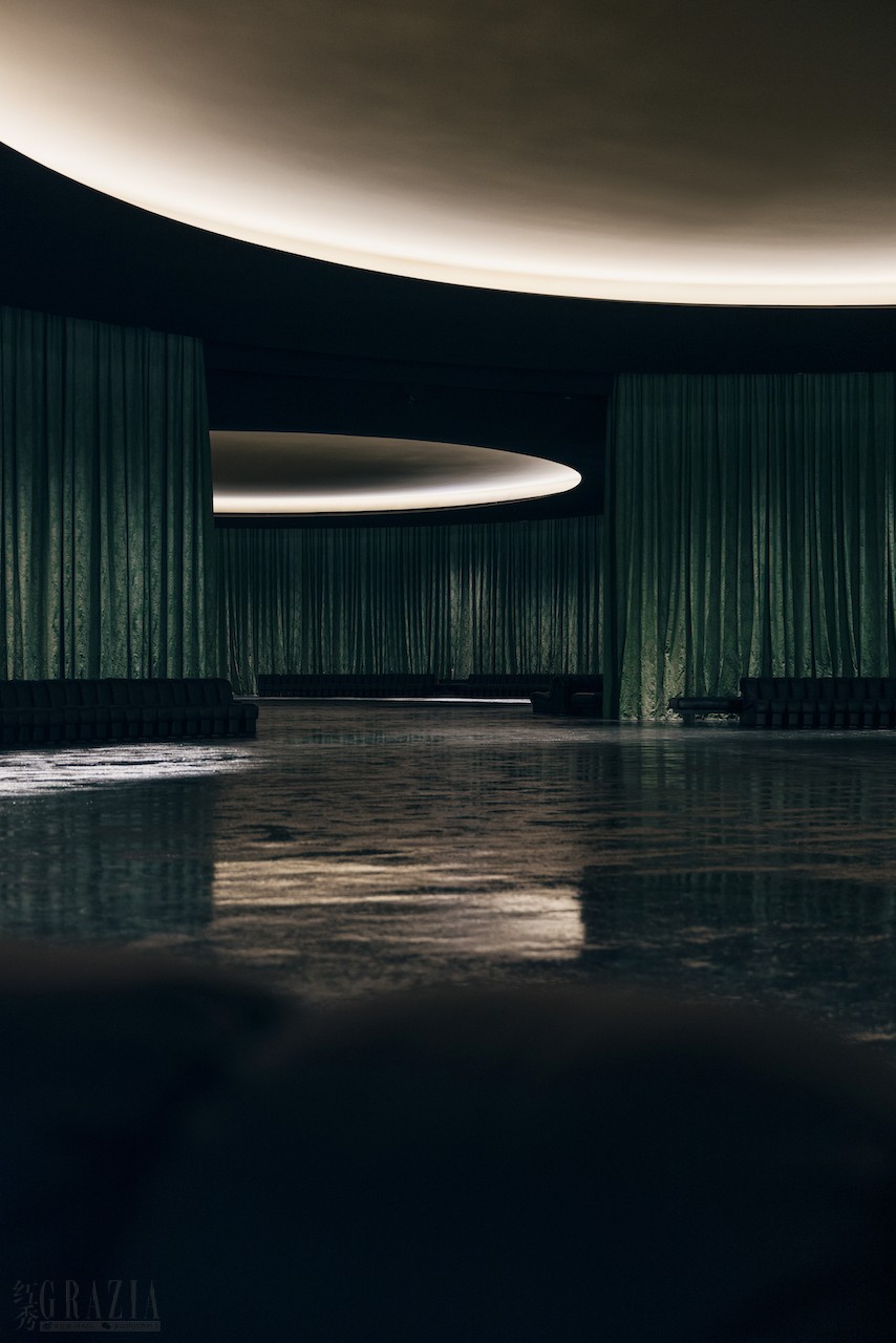 SAINT LAURENT_WOMEN_WINTER24_SET_DESIGN_04_HR.jpg