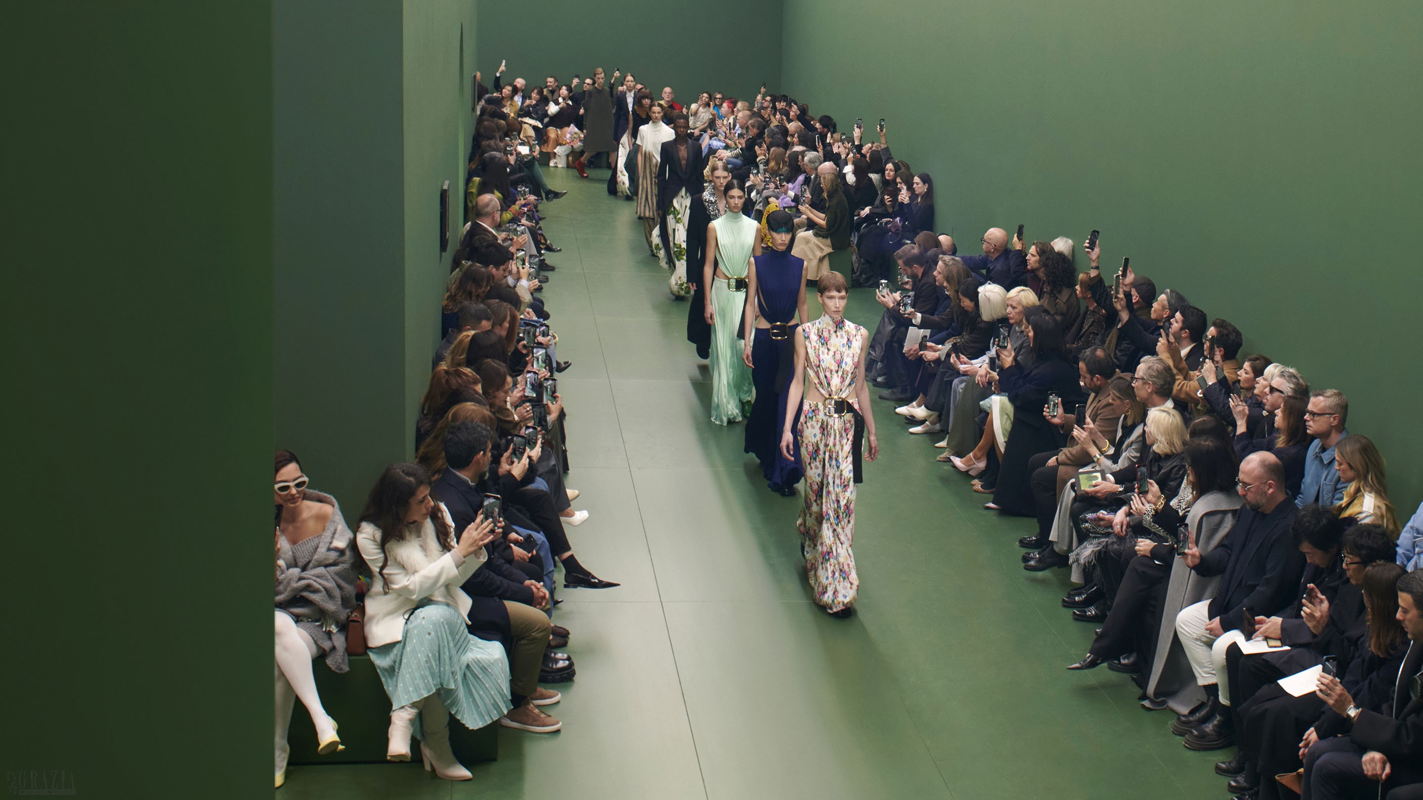 LOEWE_FW24_WW_SHOW_FINALE_RGB_CROPPED_16x9_1.jpg