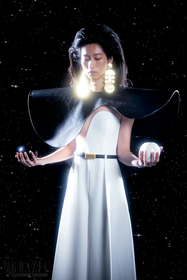 mmbem20240321144508.jpg 4.YES BY YESIR“THE WAY道”高定艺术大秀以一袭黑白太极礼服拉开序幕.jpg