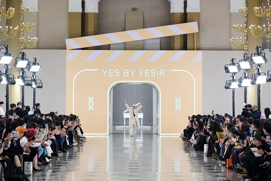 pspzv20240321145318.jpg 19.设计师YESIR叶谦在本次YES BY YESIR“THE WAY道”高定艺术大秀上谢幕.jpg