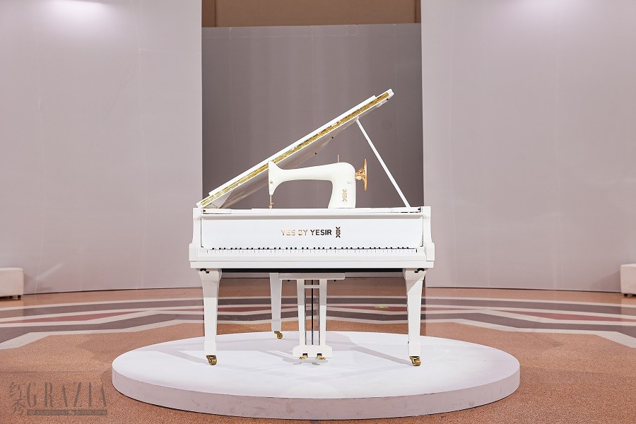 12.设计师YESIR叶谦为本场大秀设计了主形象——一架纯白钢琴缝纫机装置形象.JPG