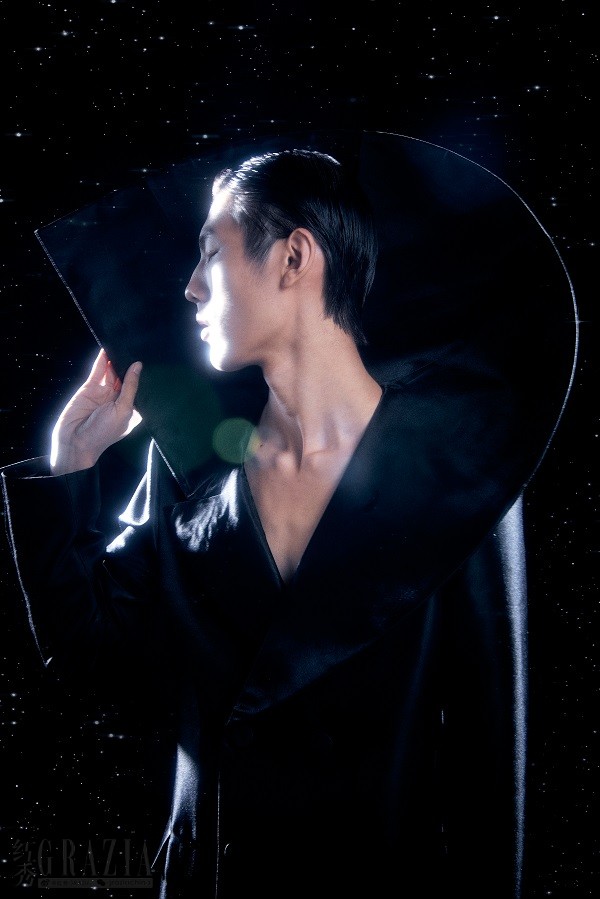 zqtin20240321144621.jpg 7.YES BY YESIR“THE WAY道”高定系列.jpg