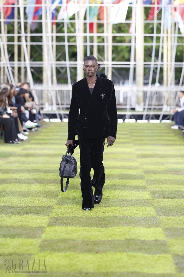 gugyp20240619172328.jpg LOUIS VUITTON MENrsquo;S SPRING SUMMER 2025 LOOK 1.jpg