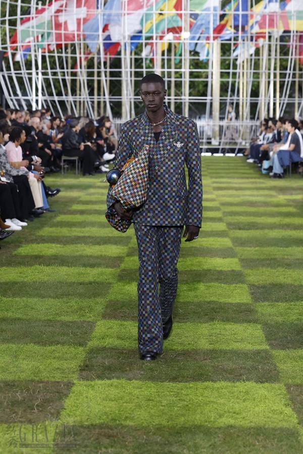 qviag20240619172640.jpg LOUIS VUITTON MENrsquo;S SPRING SUMMER 2025 LOOK 81.jpg