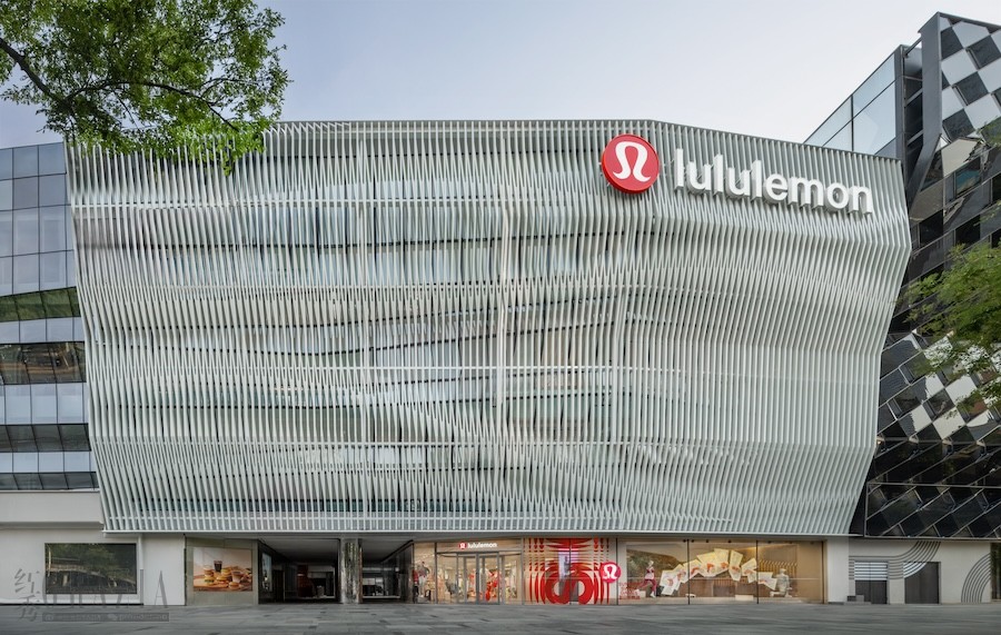 jizjv20240701143448.jpg 新闻稿配图1. lululemon北京三里屯店焕新启幕.jpg