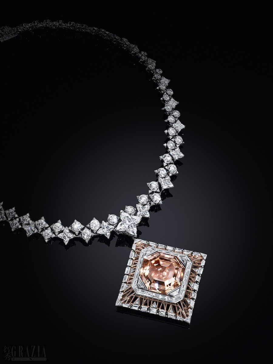 viyry20240714001147.jpeg LOUIS_VUITTON_HJ_AWAKENED_STILL_LIFE_COEUR_DE_PARIS_NECKLACE_SIDE©Thomas_Legrand.jpeg
