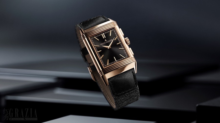 gvwlz20240718183717.jpg 积家Reverso Tribute Chronograph翻转系列计时腕表玫瑰金款 - 正面情境图1.jpg