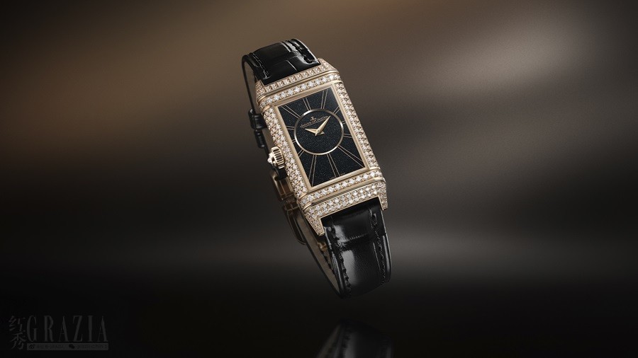 vdpbd20240718183955.jpg 积家Reverso One Duetto Jewellery双面翻转系列珠宝腕表黑色皮革表带款 - 背面情境图1.jpg