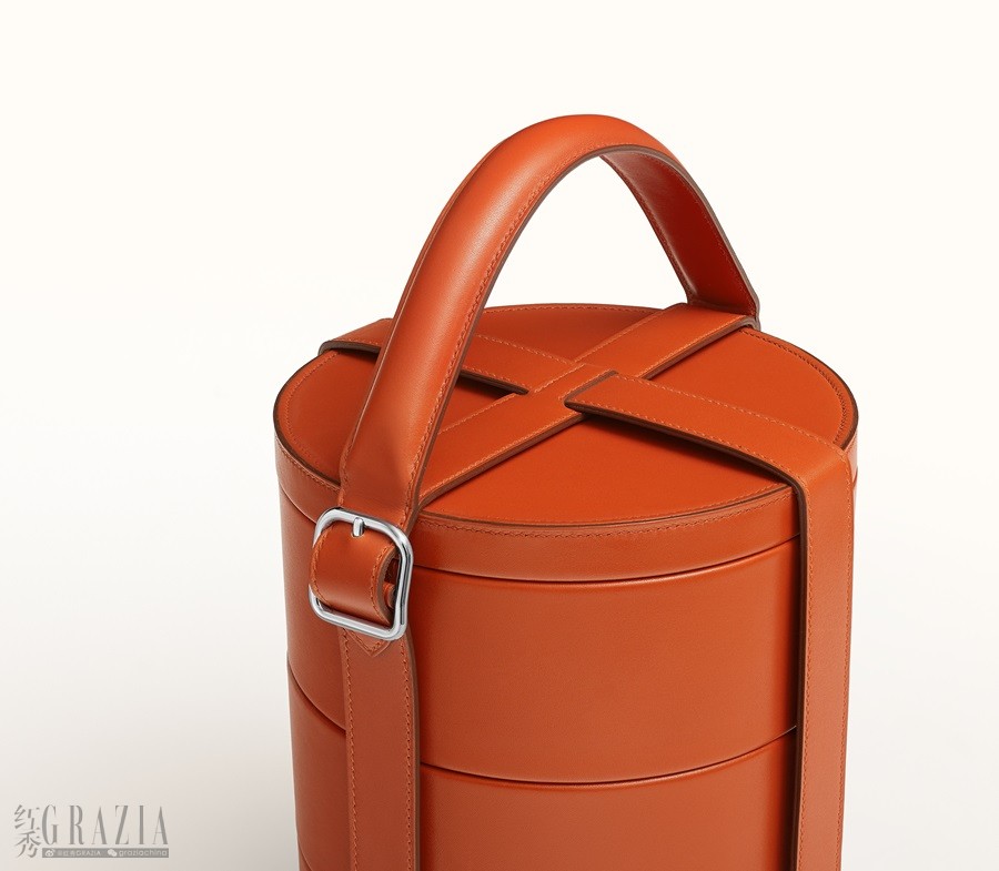 tsklo20240725182509.jpg Les Mains Hermès 手部系列 - Carrousel cuir vernis - 6 © Studio des fleurs.jpg