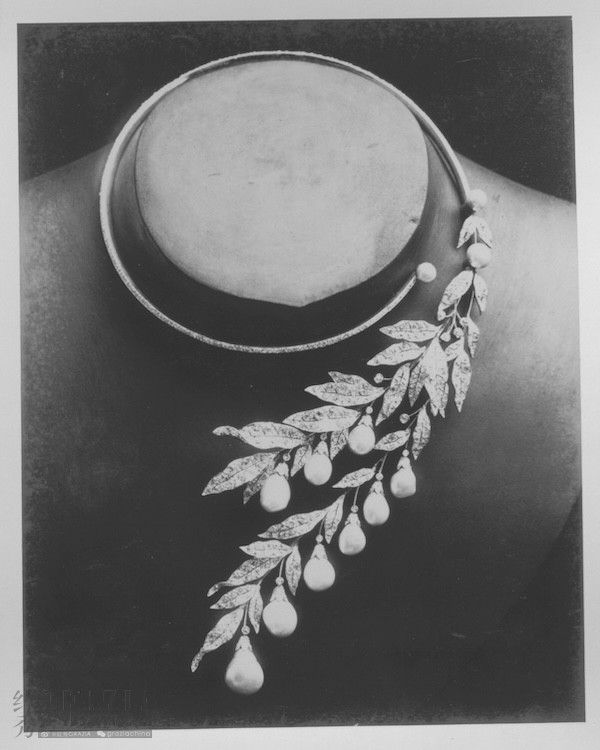 vhxuz20240726152854.jpeg 树叶问号项链,镶嵌珍珠,19世纪80年代 ©Boucheron宝诗龙典藏档案.jpeg