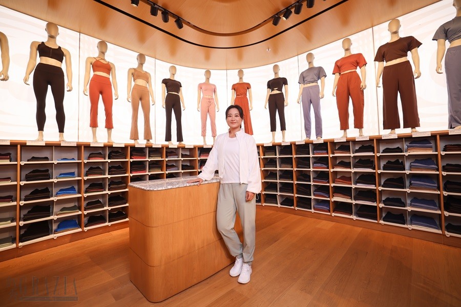 图6-2 贾玲一身“植物系”穿搭探访 lululemon 北京三里屯店 -2.jpg