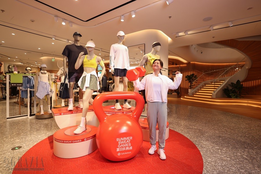 图6-1 贾玲一身“植物系”穿搭探访 lululemon 北京三里屯店 -1.jpg