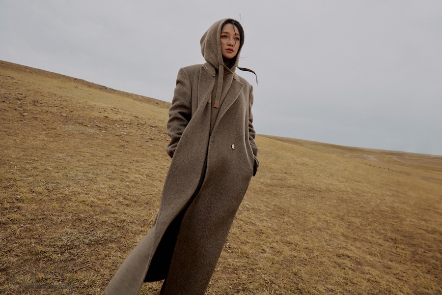 vgunb20241118125615.jpg 【图片1】LESS 品牌代言人周迅出镜 LESS 2024 冬季「0 压系列」平面大片.jpg