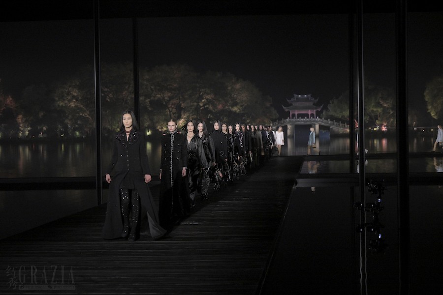 irxjc20241204192047.jpg chanel_2024-25-metiers-dart-show-finale-copyright-chanel-10-HD.jpg