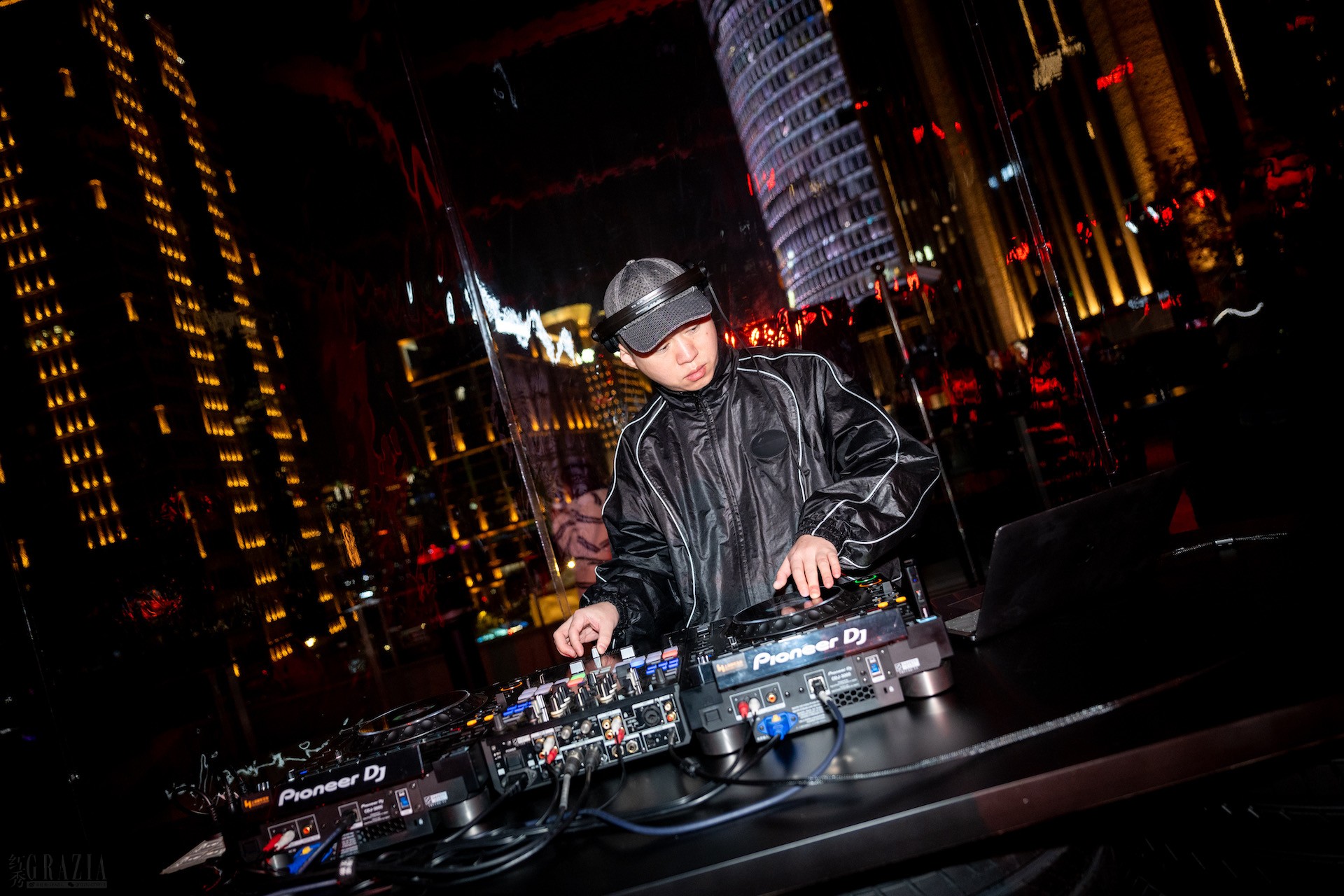 psnhd20241223145125.jpg DJ Cavia点燃庆祝派对的嘉宾热情_副本.jpg