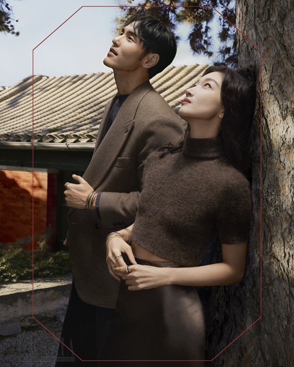 全球品牌代言人周冬雨和演员阮经天佩戴Boucheron宝诗龙Quatre系列作品演绎2025新春广告大片_KV带框.jpg