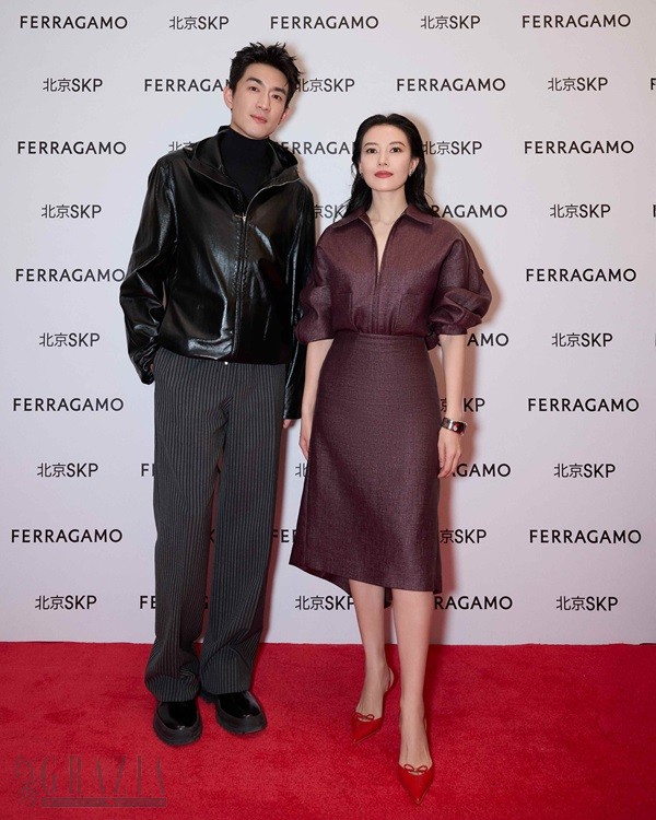vzyst20250117173938.jpg 1. 高圆圆、林更新出席FERRAGAMO北京SKP全新概念男士精品店开幕活动.jpg