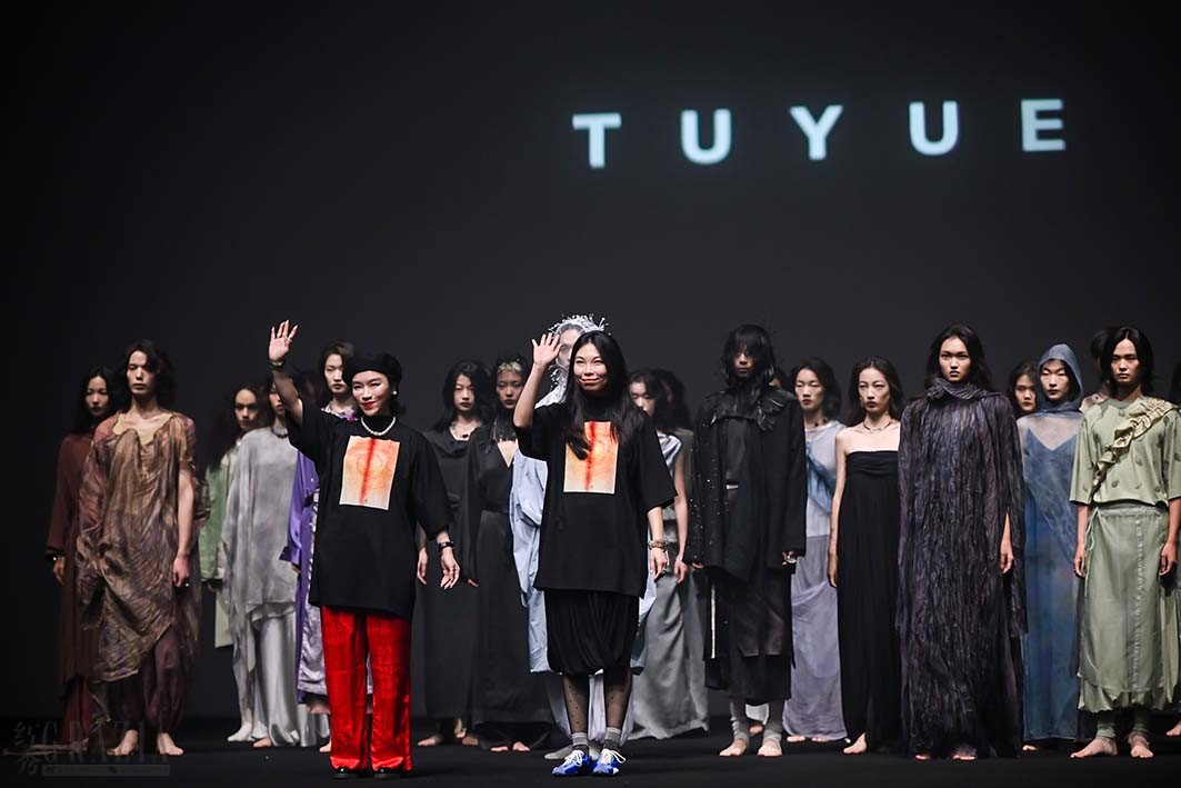 jxwdw20251013181924.jpg 9 TUYUE涂月设计师谢幕.jpg