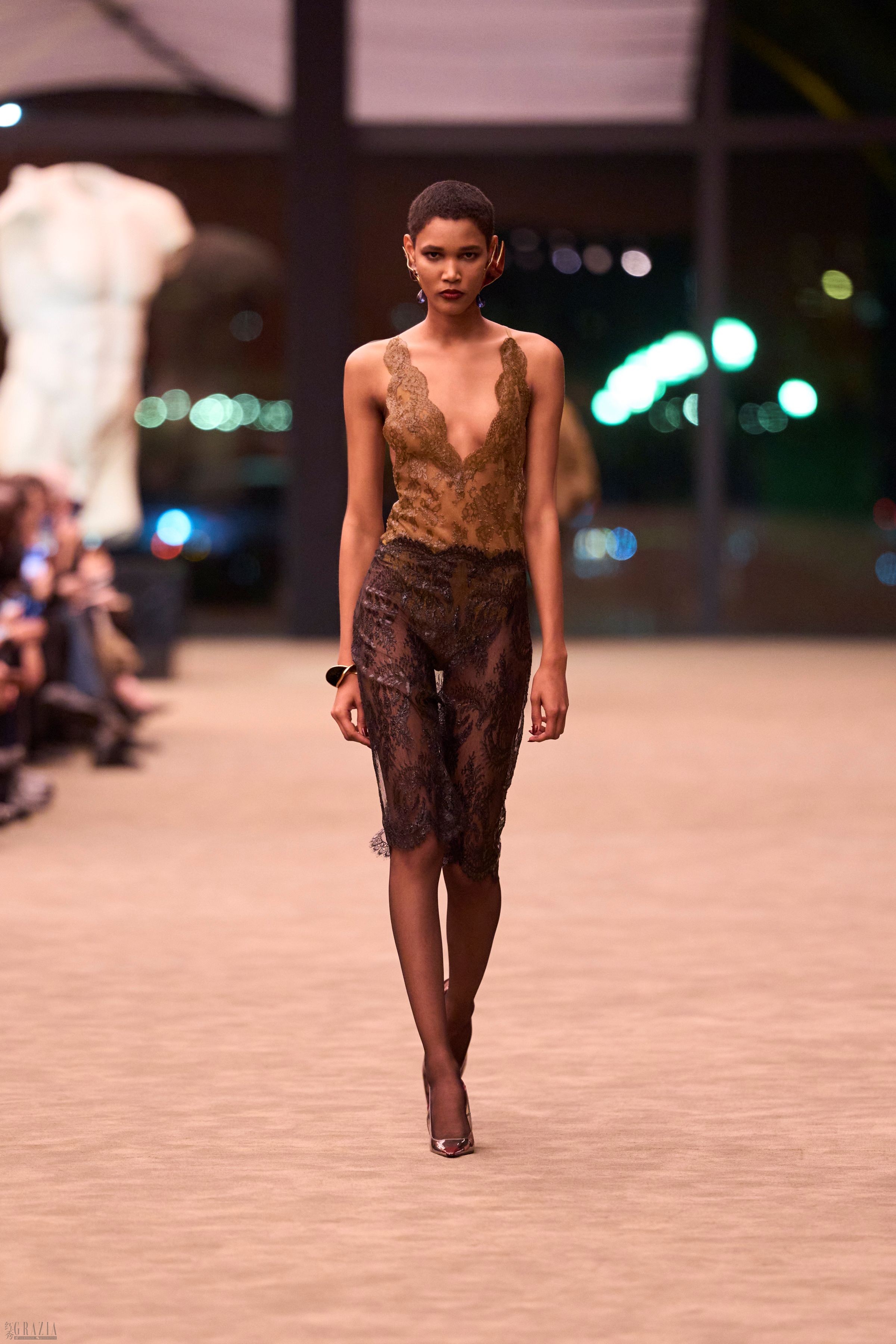 SAINT LAURENT_FASHION_SHOW_WOMAN_WINTER26_RUNWAY_13_HR.jpg