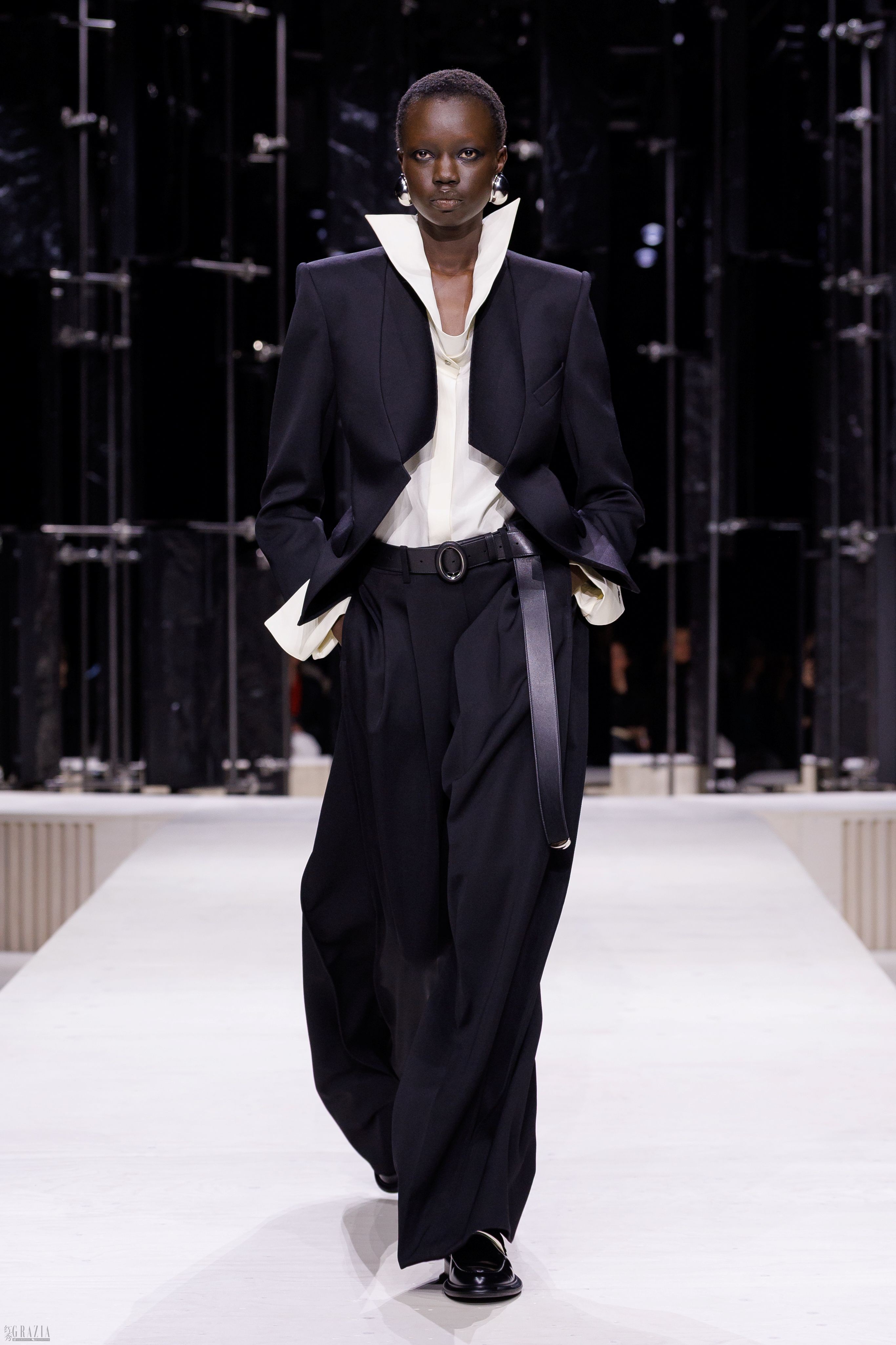 GIVENCHY_FW26_WOMAN_SHOW_LOOK_01.jpg