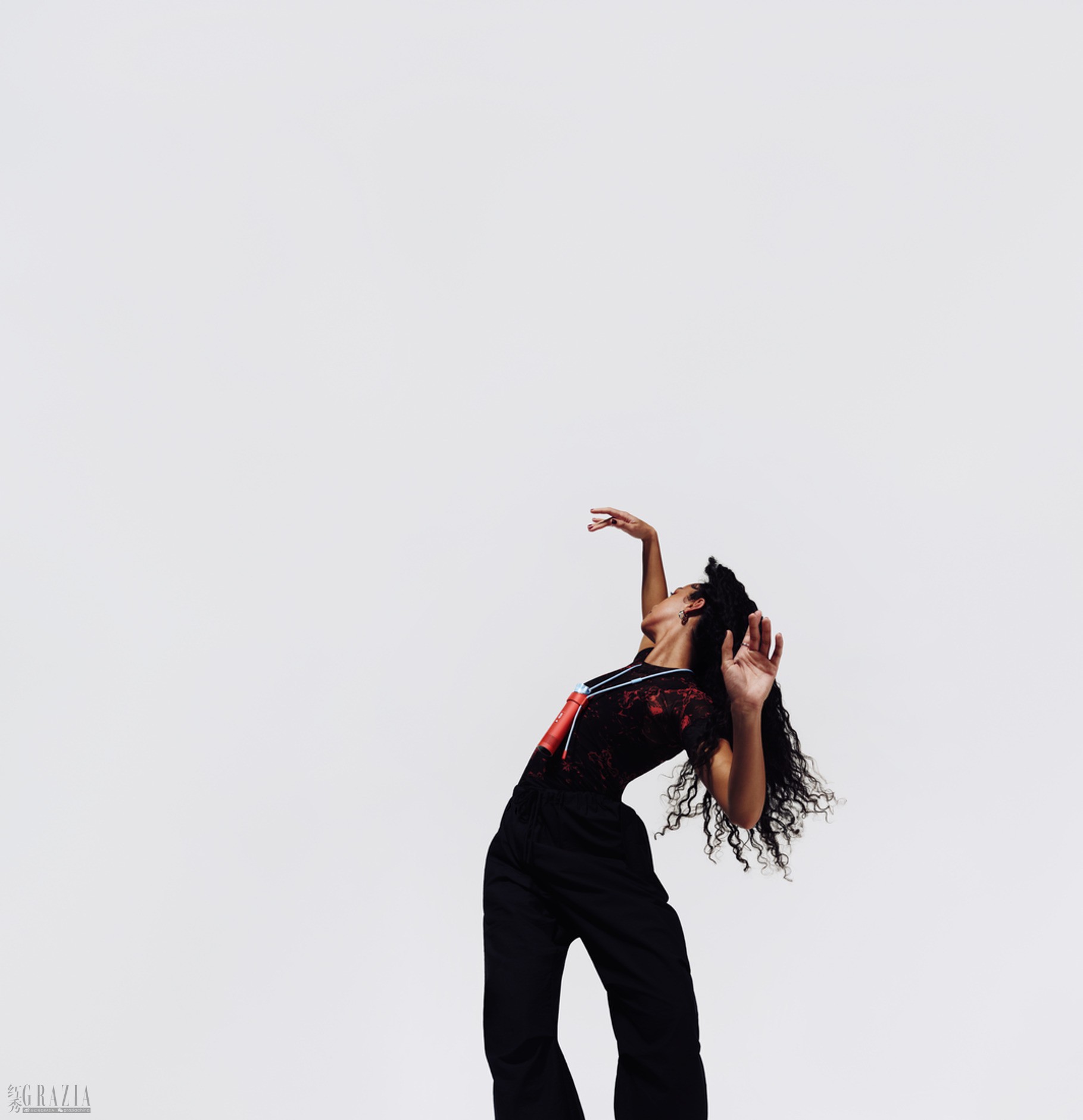 夏日OOTD加分项！戴森推出迷你酷风扇 可实现强劲清凉体验3.jpg