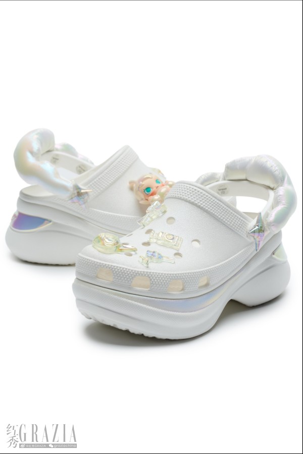 Crocs x MOLLY联名系列 Baby Molly炫光小鲸鱼洞洞鞋.png