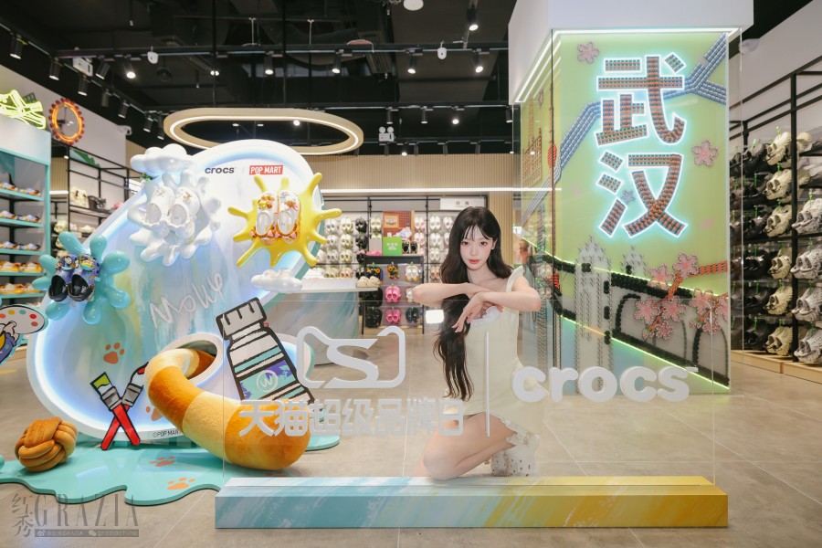 Crocs品牌大使易梦玲亮相活动现场 上脚Baby Molly炫光小鲸鱼洞洞鞋1.jpg