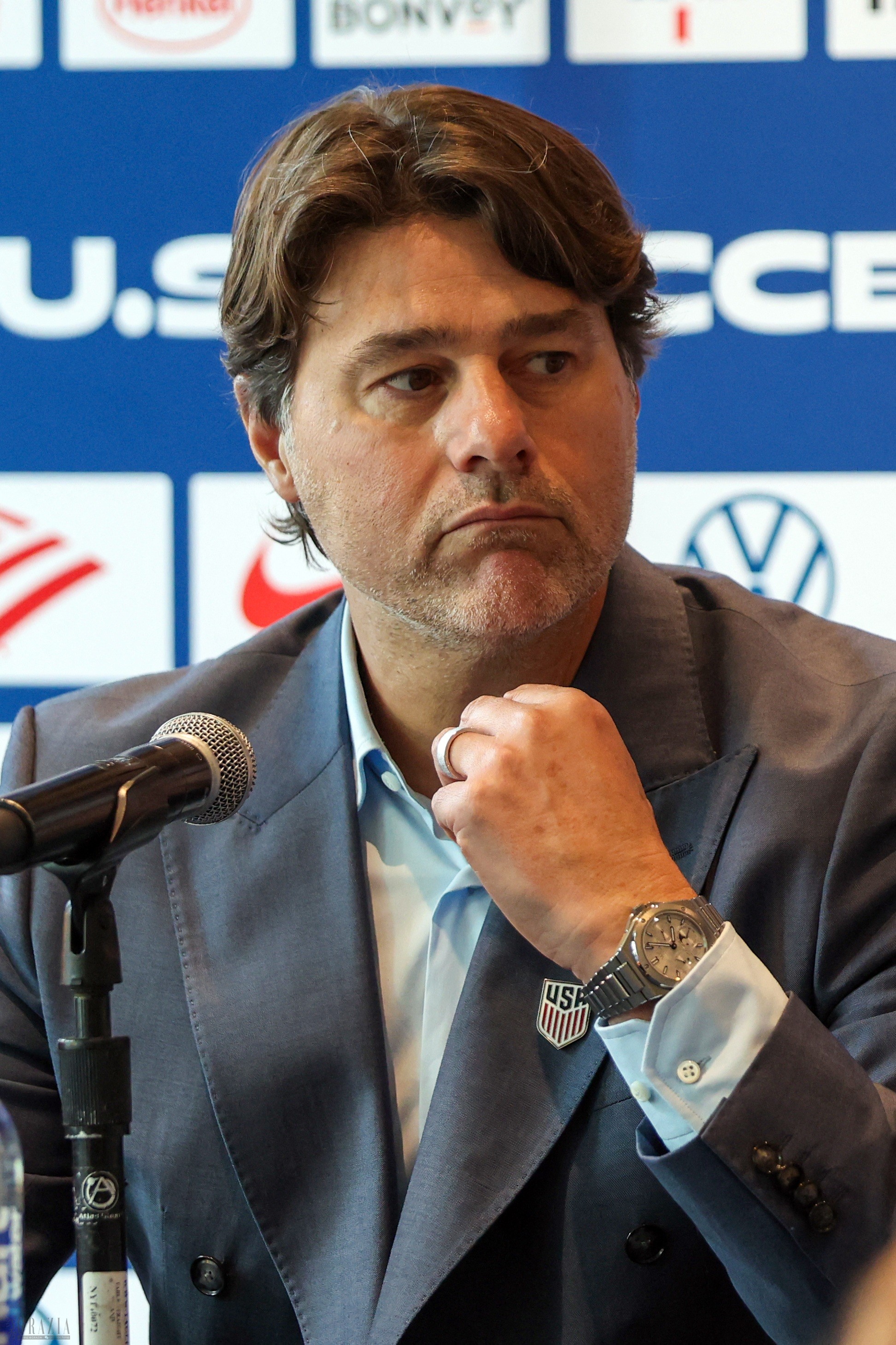 6.美国国家男子足球队主教练毛里西奥·波切蒂诺 (Mauricio Pochettino)佩戴了IWC万国表工程师系列万年历腕表41（型号：IW344904）.jpg