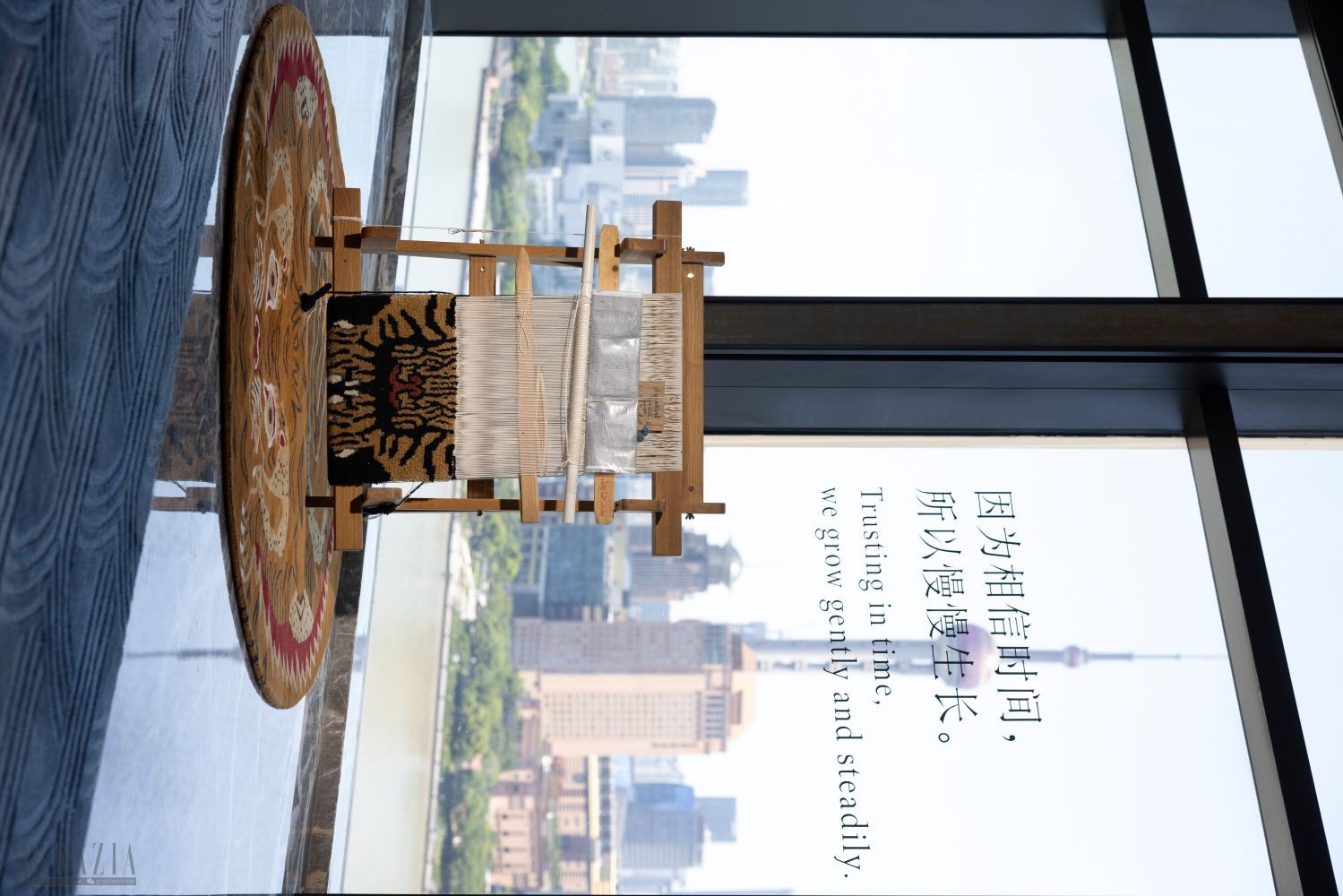 kcspj20260720180031.jpg 手工织毯机位于酒店宅邸空间 坚守之境.jpg