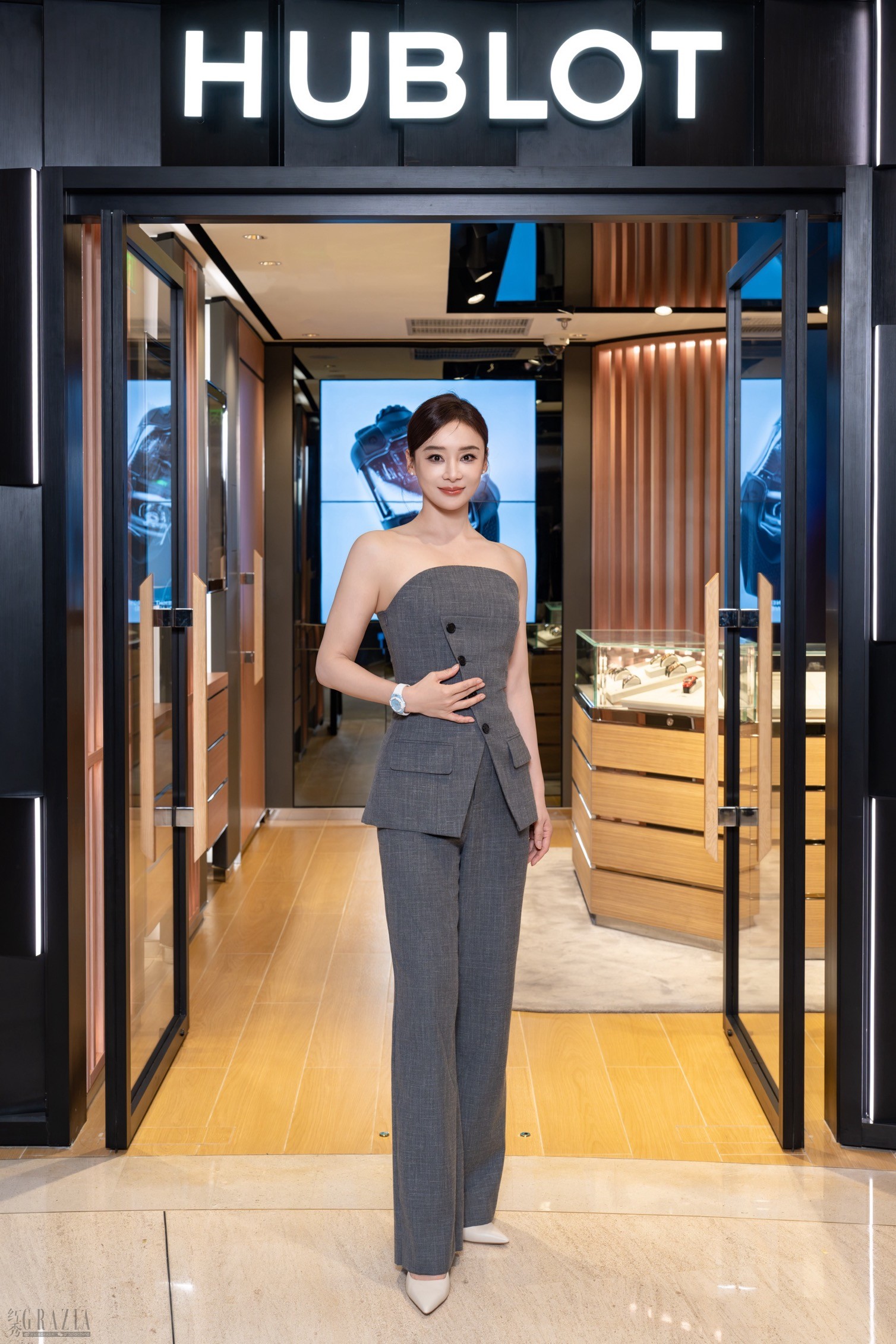 HUBLOT宇舶表上海恒隆广场店迁址焕新 中国内地首家品牌旗舰店正式启幕_袁姗姗佩戴HUBLOT宇舶表BIG BANG“一键式”天蓝色陶瓷腕表.jpg