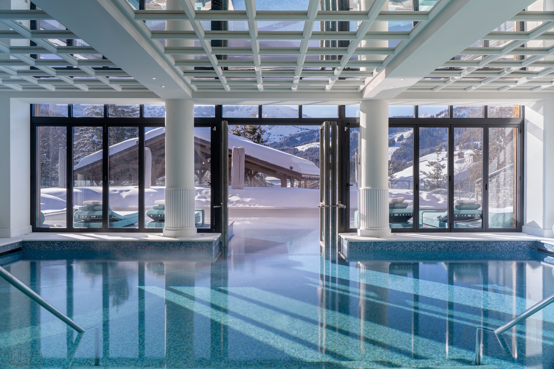 沐浴在梅杰夫四季的温暖水池中，远眺雪覆阿尔卑斯群峰.jpg