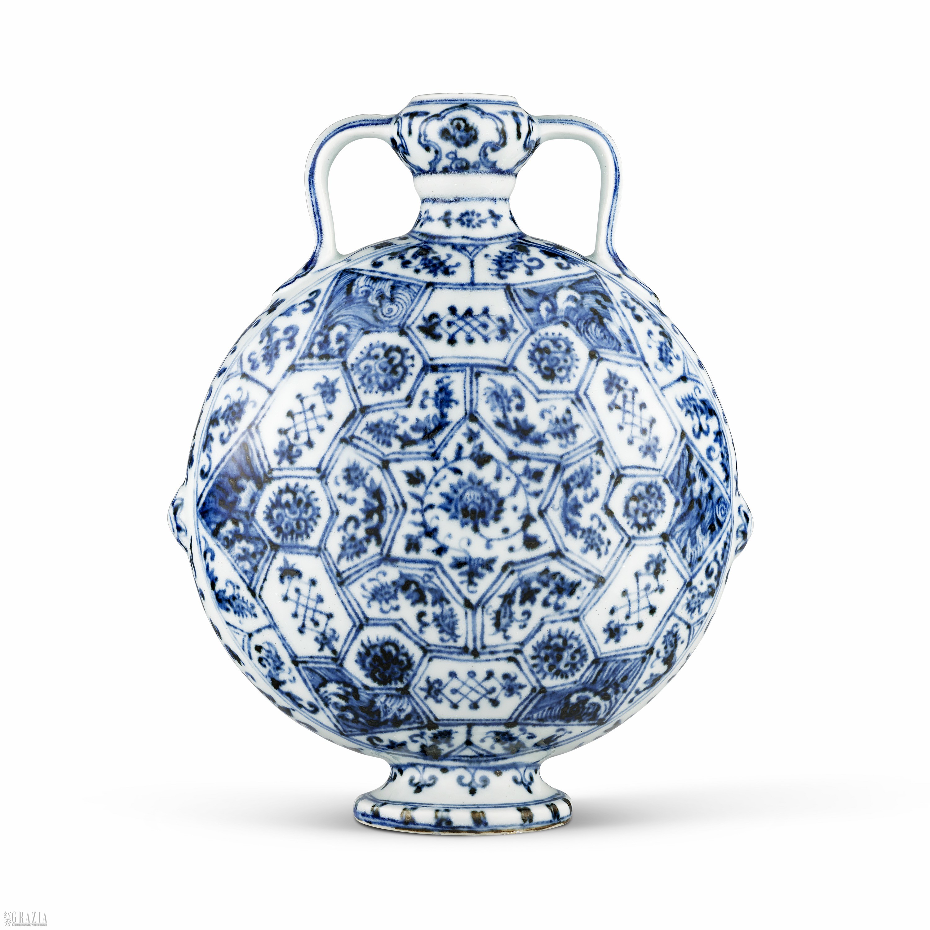 明永乐 (1403-1425) 青花花卉锦纹如意耳扁壶 图片由佳士得提供©️CHRISTIE’S IMAGES LTD. 2026.jpg