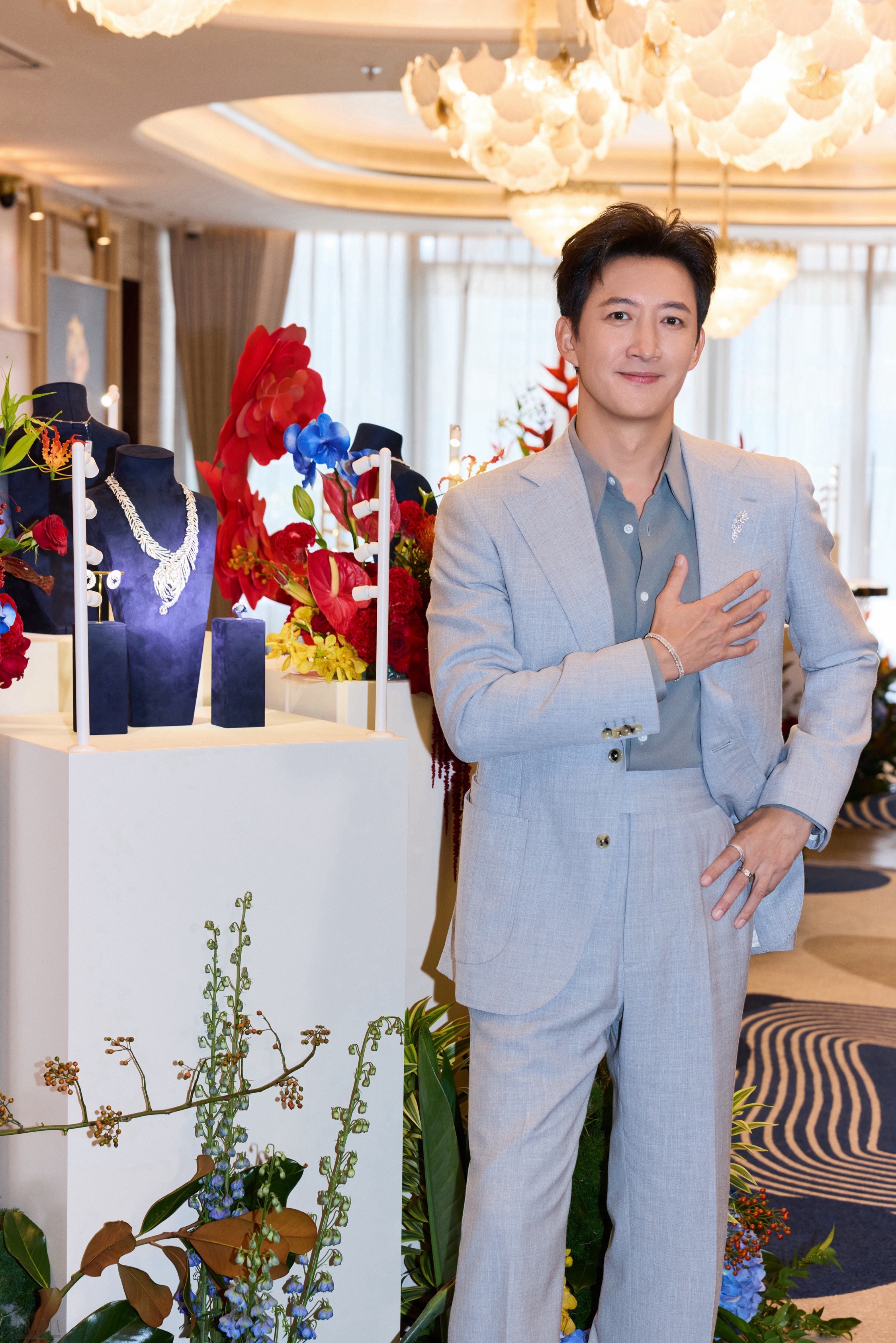 演员王阳参观品牌“花开曜至”艺术珠宝展.jpg