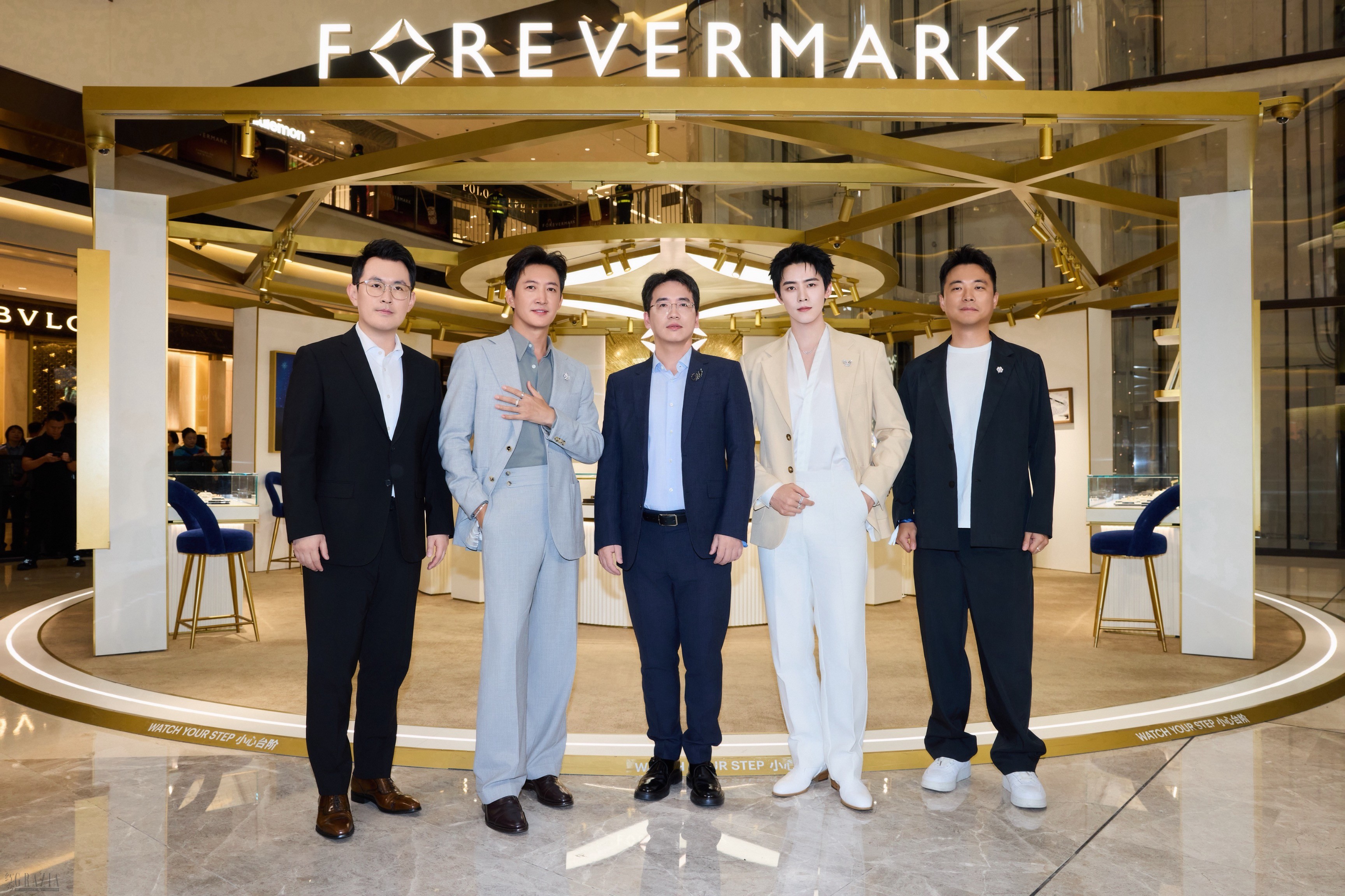 Forevermark永恒印记亚太区董事总经理吴峰先生与演员王阳、任豪以及昆明恒隆广场副总经理杨超然先生、品牌战略合作伙伴余仪文先生合影.jpg