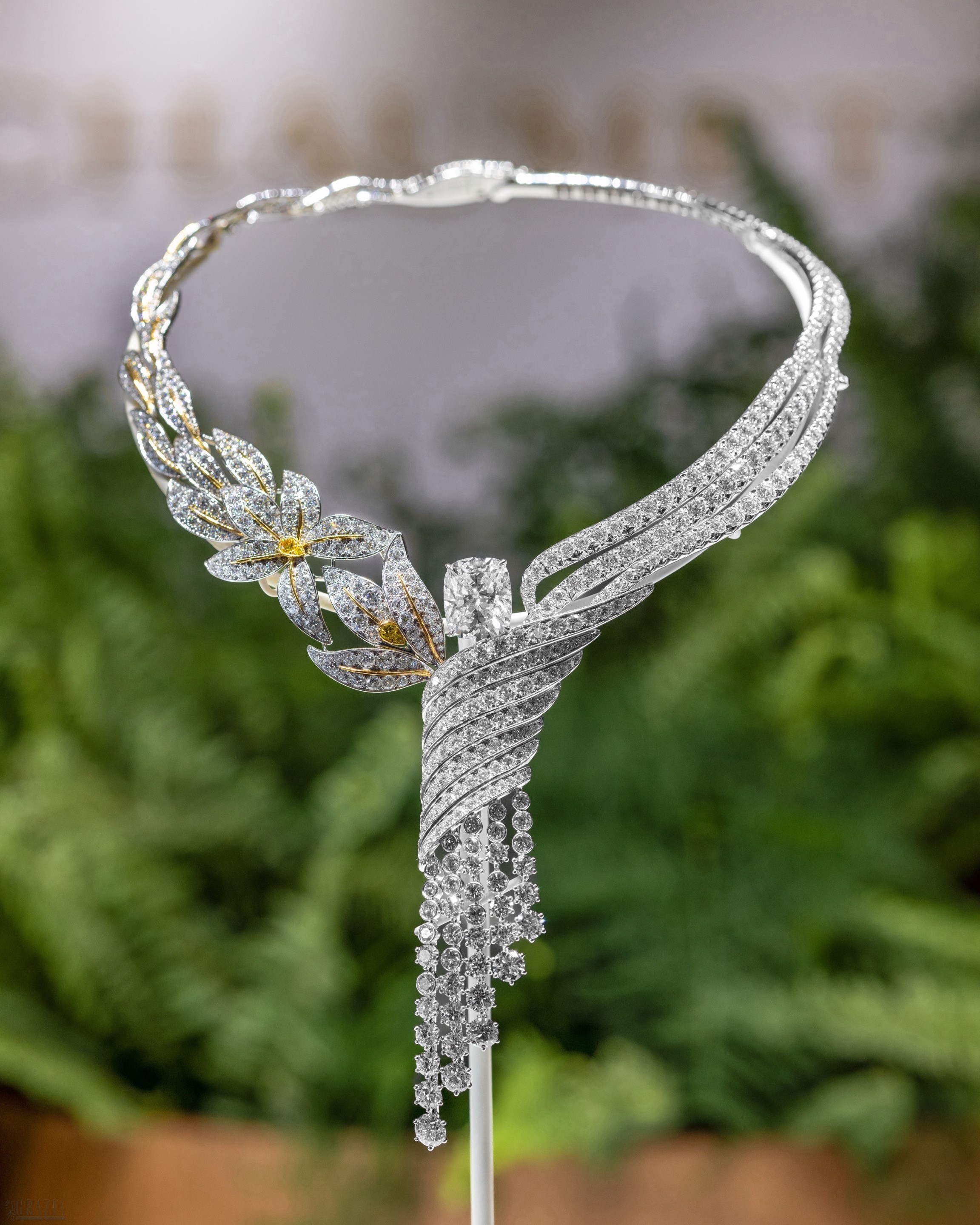 4.CHAUMET A Journey through Nature闻香撷芳高定珠宝套Vanilla Flower纾甜主题项链.jpg