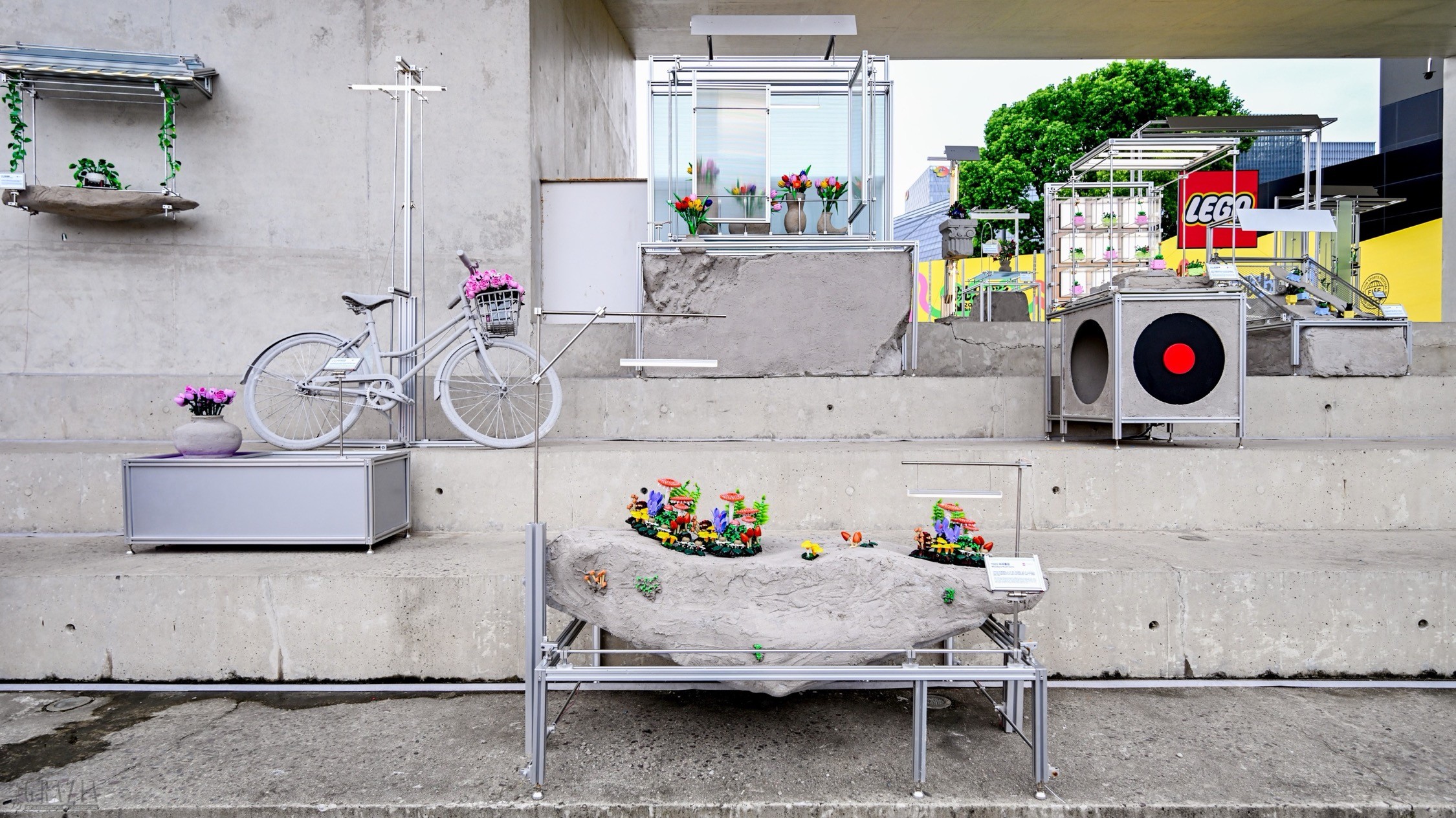 ciguo20261002122520.jpg 4. “玩心花廊”展现乐高花植融入生活场景的不同可能,启发公众探索生活中的创造灵感.jpg