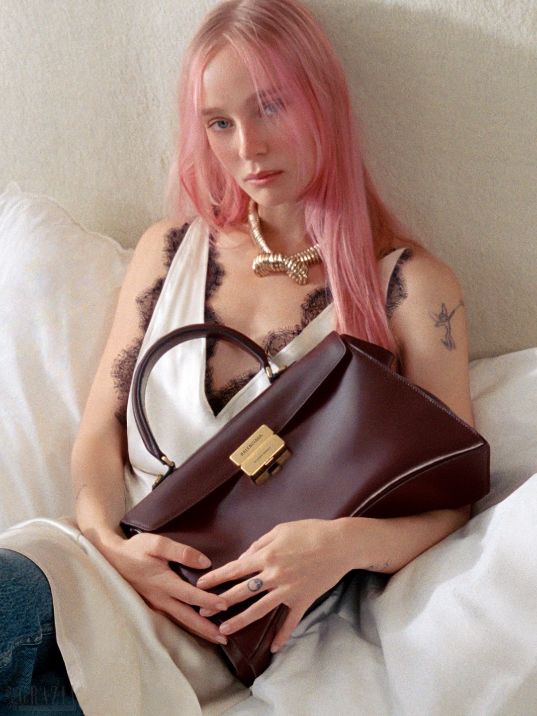 BALENCIAGA HOURGLASS AVENUE BAG CAMPAIGN IMAGE 22.jpg