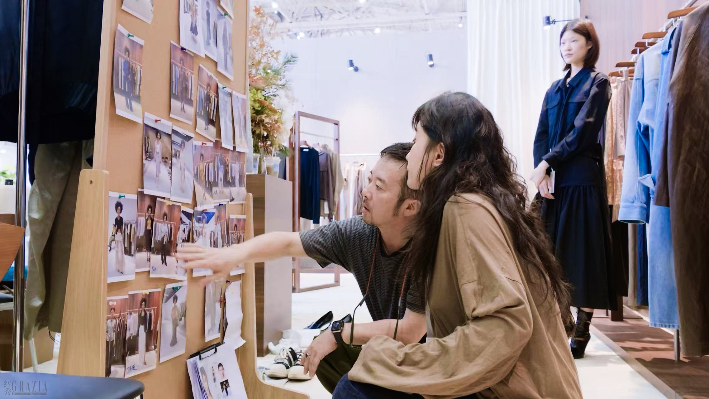 jneju20261016112859.jpg 渡边俊(Shun Watanabe)与设计师李薇在showroom现场fitting.jpg