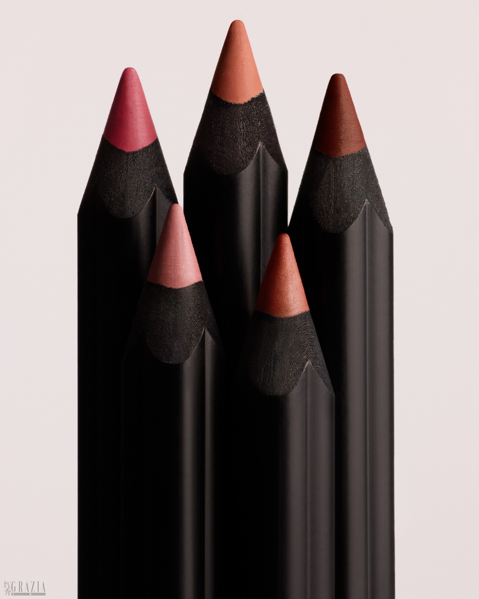 BTY_LV_CRAYON26_LIP_LINER_PRODUCTS_FAMILY_2_NUDES_NO_LOGO_72_WEB_1600x2000.jpg