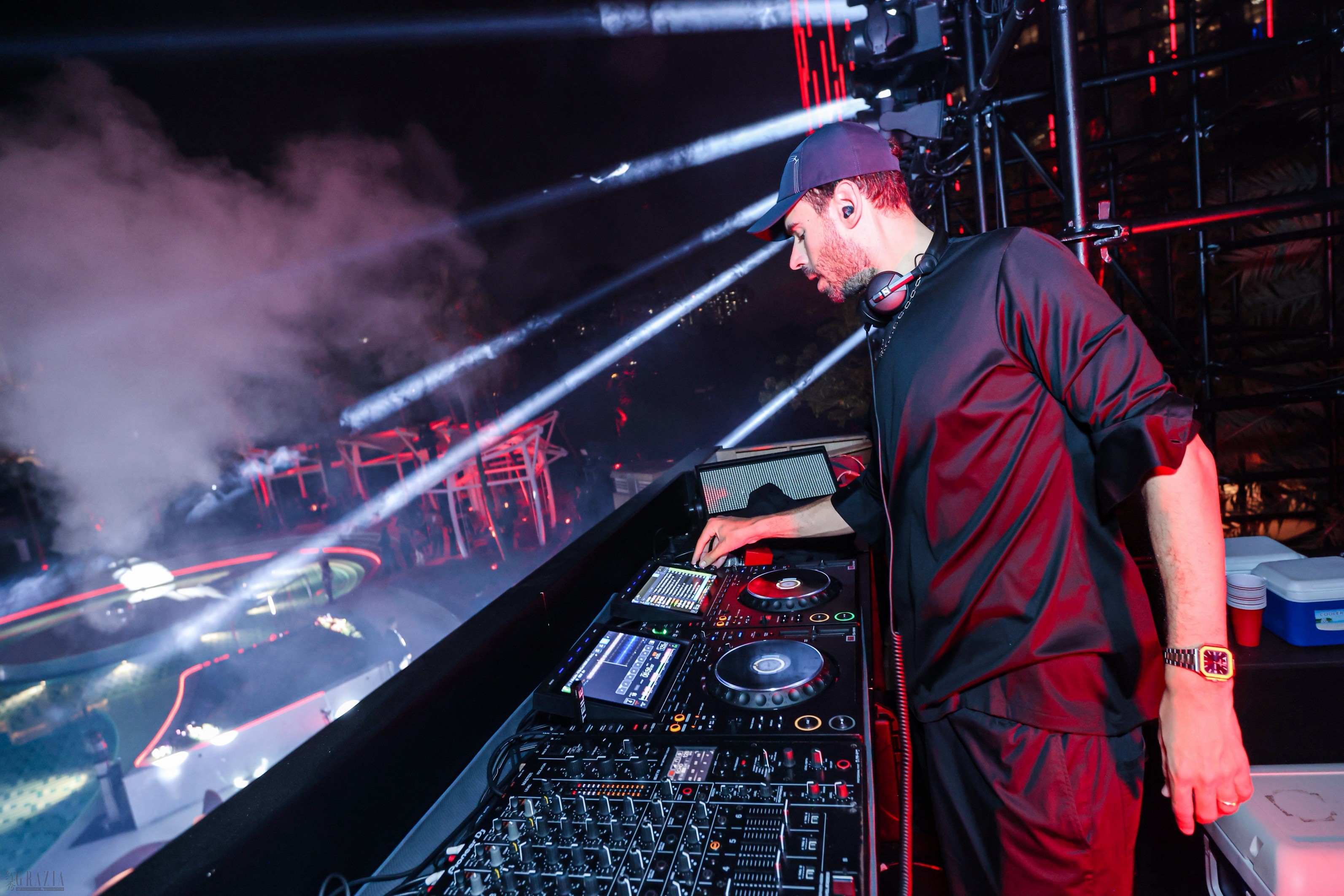 22.国际顶级电音大师Afrojack现身泳池派对.jpg