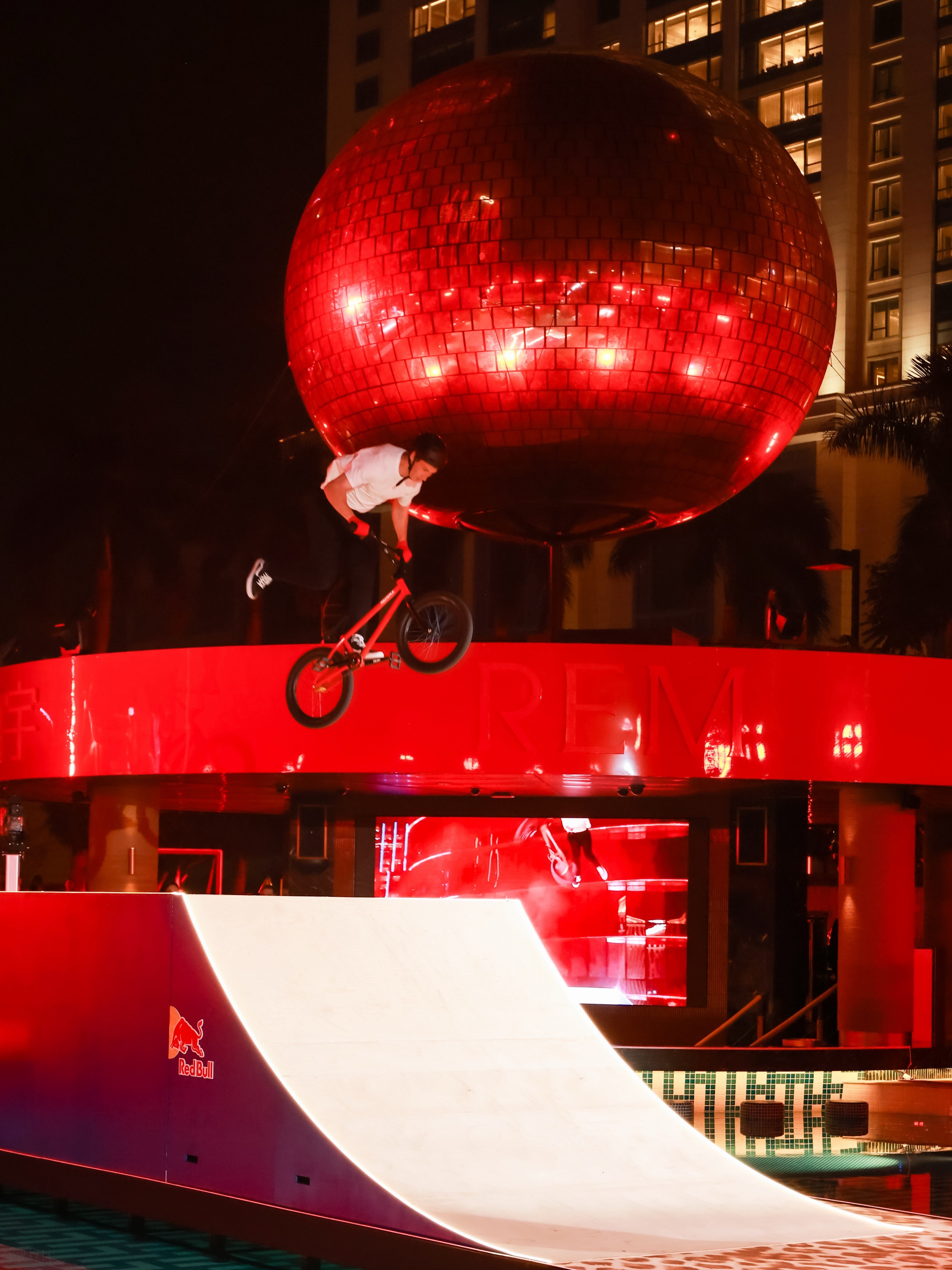 21.红牛签约职业自由式小轮车（BMX Freestyle）运动员为现场注入澎湃动感.jpg
